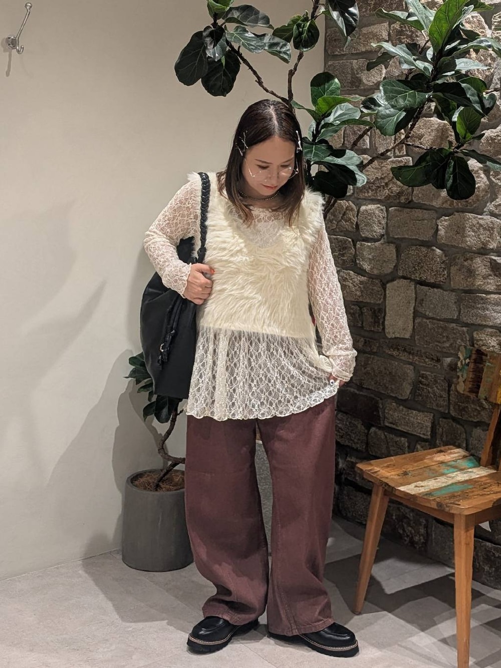 ホワイト系のベスト、ホワイト系のTシャツ/カットソー、ブラウン系のデニムパンツを着用したレディースの夏コーディネートの1枚目の写真