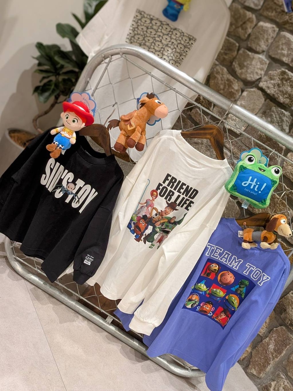 ホワイト系のTシャツ/カットソー、ブラック系のTシャツ/カットソー、パープル系のTシャツ/カットソーを着用したキッズの夏コーディネートの1枚目の写真