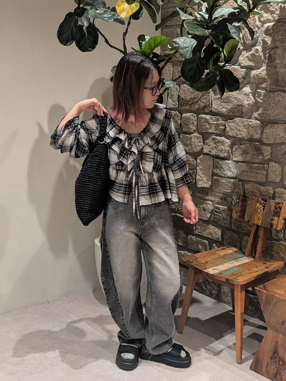 ブルー系のキャミソール、ブラック系のサンダル、ブラック系のトートバッグを着用したレディースの春コーディネートの1枚目の写真