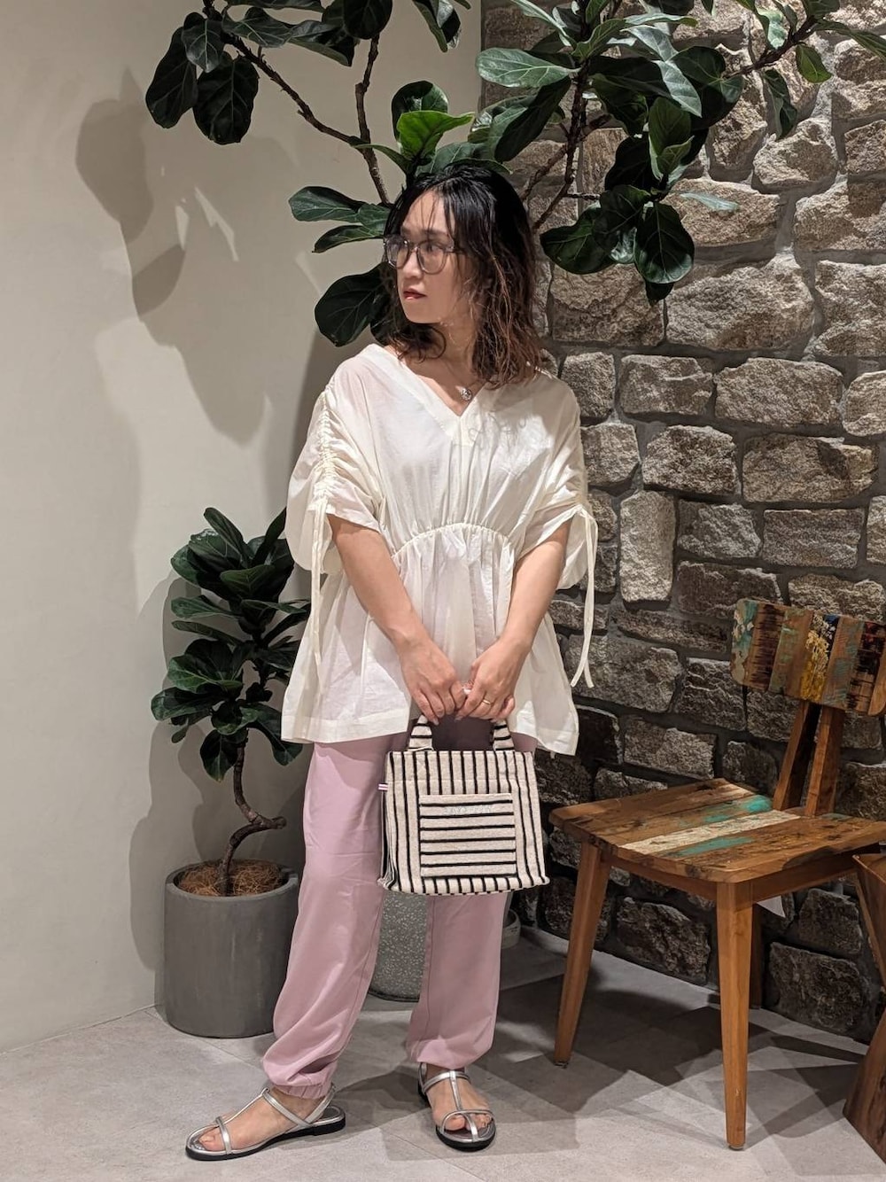 ホワイト系のシャツ/ブラウス、ピンク系のその他パンツ、ベージュ系のトートバッグを着用したレディースの夏コーディネートの1枚目の写真