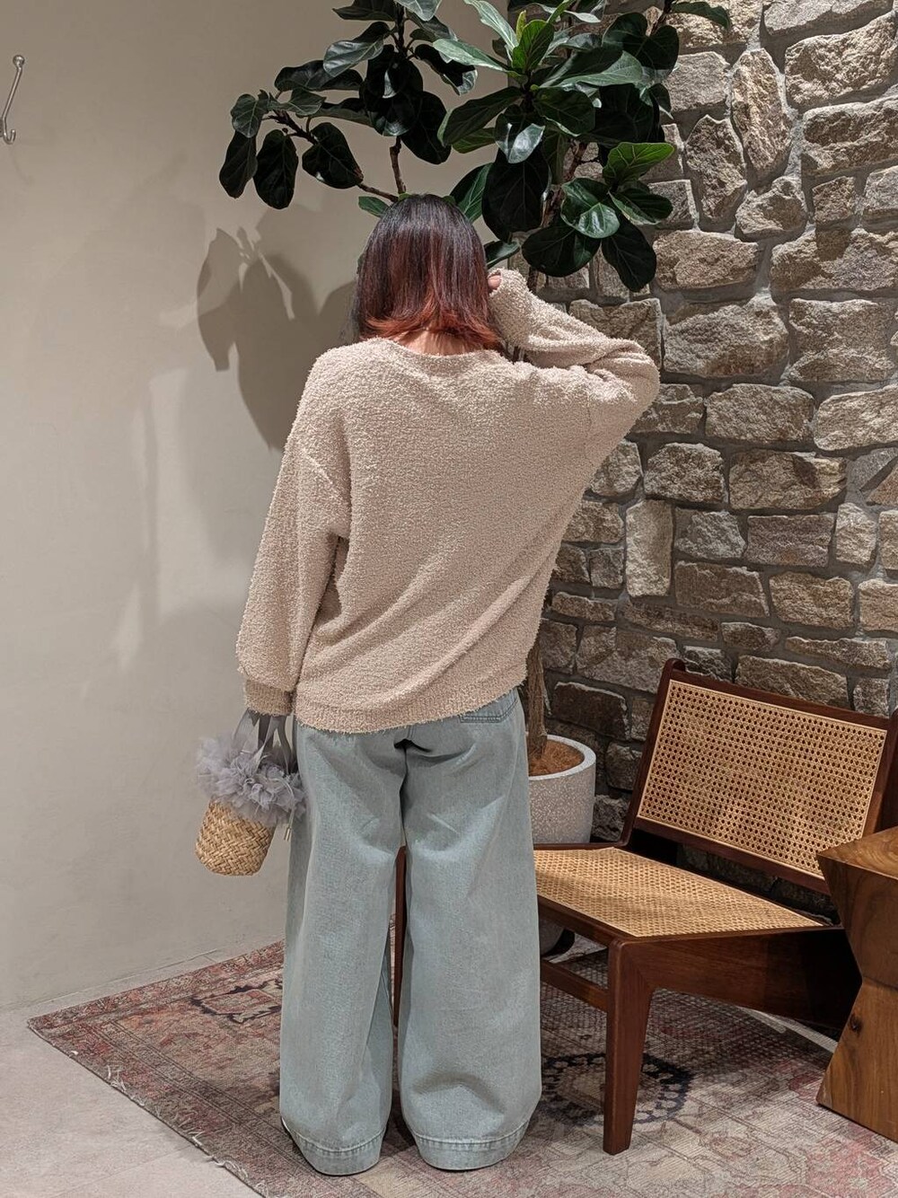グレー系のスニーカー、ブルー系のキャミソール、グリーン系のデニムパンツを着用したレディースの春コーディネートの1枚目の写真