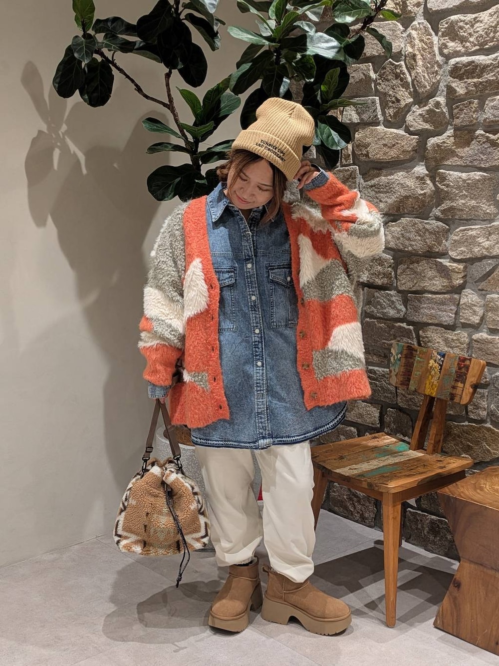 ベージュ系のハンドバッグ、ブルー系のシャツ/ブラウス、ベージュ系のその他パンツを着用したレディースの秋コーディネートの1枚目の写真