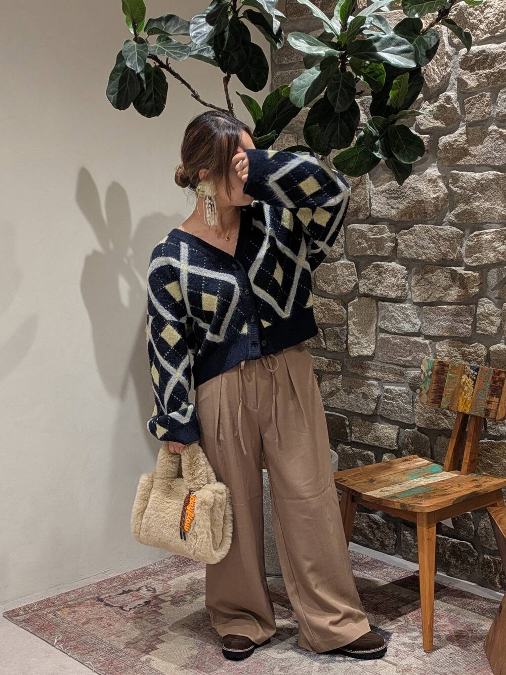 ブルー系のカーディガン/ボレロ、ブラウン系のローファー、ベージュ系のその他パンツを着用したレディースの秋コーディネートの1枚目の写真