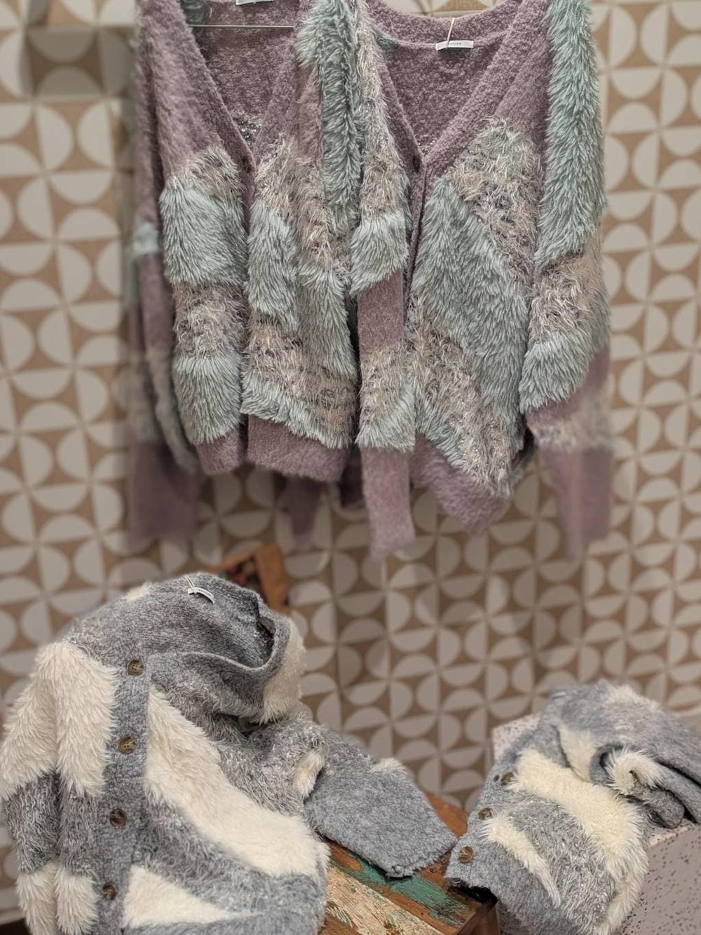 シルバー系のショルダーバッグ、ブルー系のその他パンツ、パープル系のカーディガン/ボレロを着用したレディースの秋コーディネートの1枚目の写真