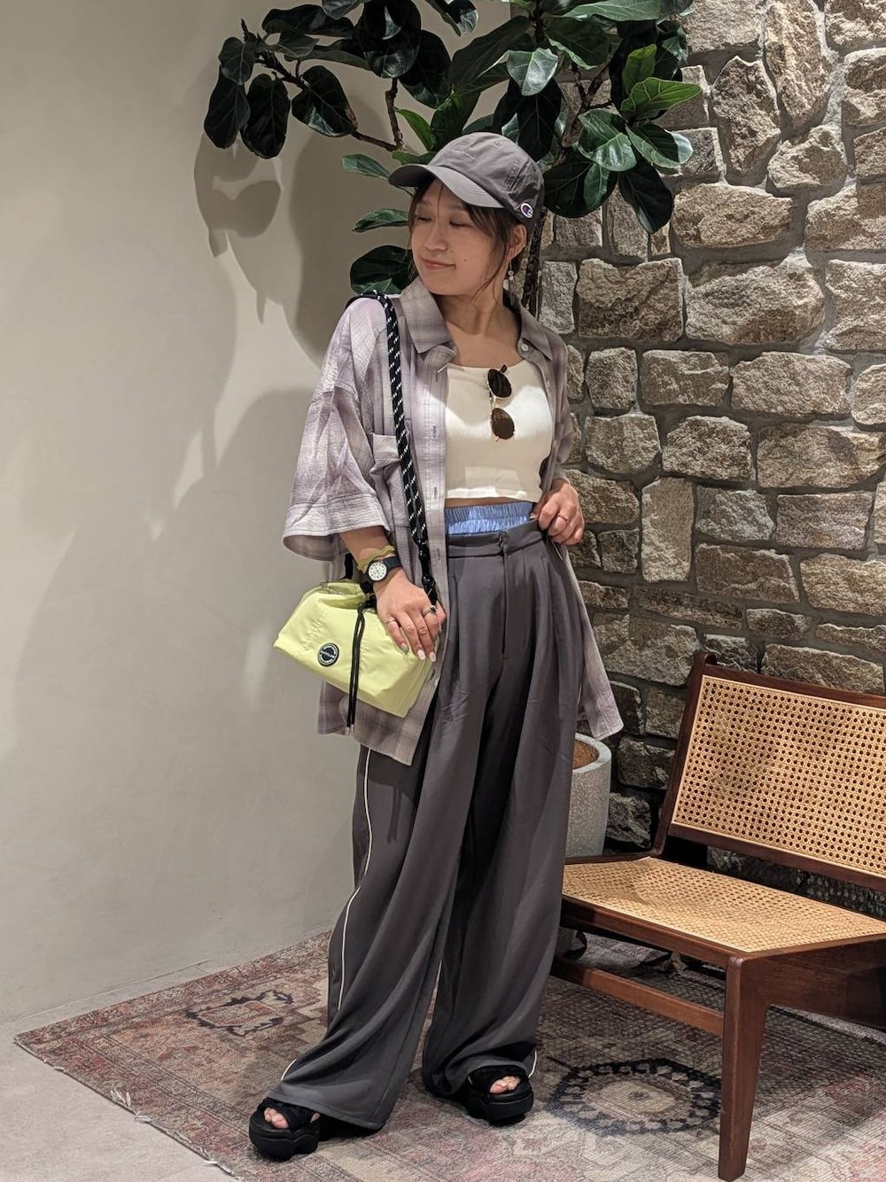 「低身長、差し色コーデ、個性派、シアートップス、シャツ、カップ付きインナー、パンツ、ワイドパンツ、サンダル、厚底サンダル、ショルダーバッグ、ベイフローのシアーアイテム_BAYFLOW、スポーティ、メンズライク、キャップ」｜「BAYFLOWのミックスフレームサングラス（サングラス、ブラウン系）」を使った、sunabfさん（レディース・148cm）の春コーディネートの1枚目の写真