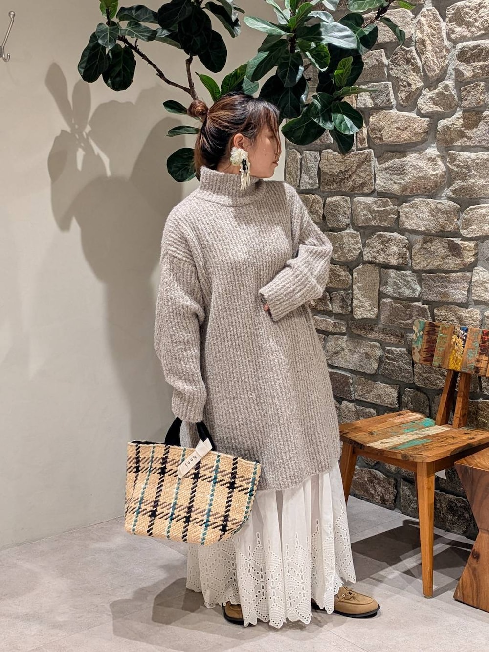 ベージュ系のトートバッグ、ベージュ系のモカシン/デッキシューズ、ホワイト系のスカートを着用したレディースの秋コーディネートの1枚目の写真