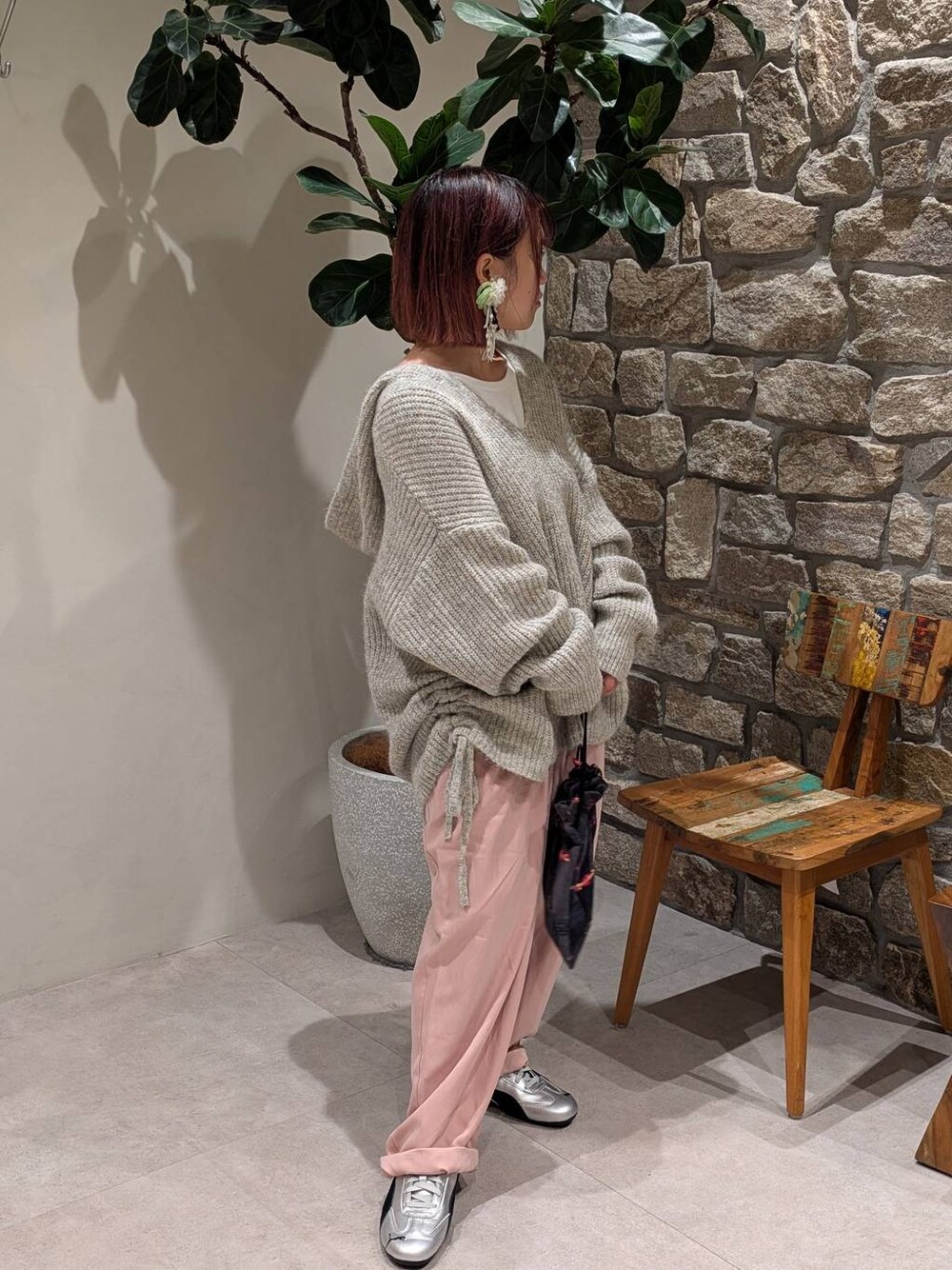 グレー系のスニーカー、ホワイト系のTシャツ/カットソー、ピンク系のその他パンツを着用したレディースの秋コーディネートの1枚目の写真