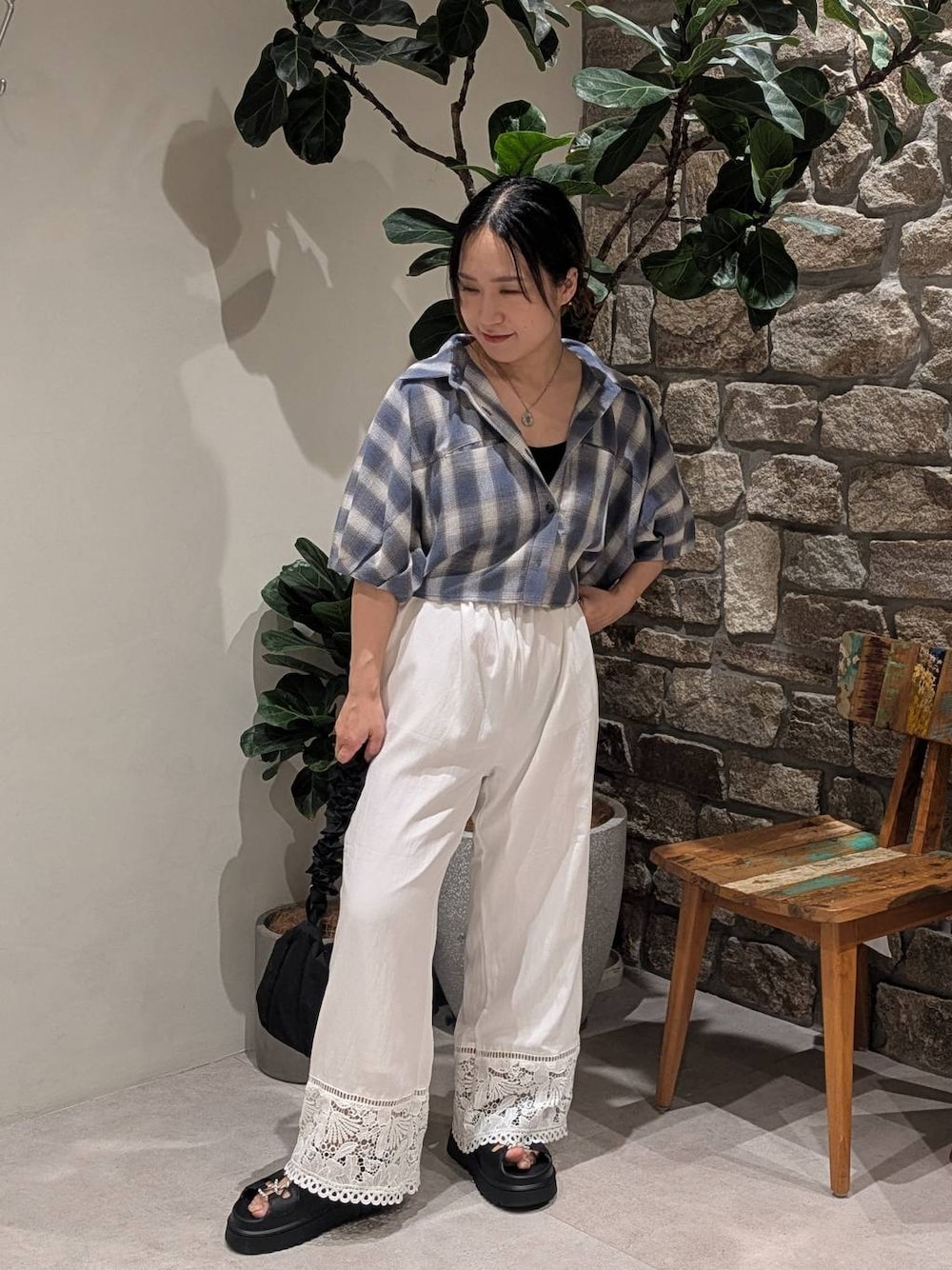 ブルー系のシャツ/ブラウス、ホワイト系のその他パンツ、ブラック系のサンダルを着用したレディースの夏コーディネートの1枚目の写真