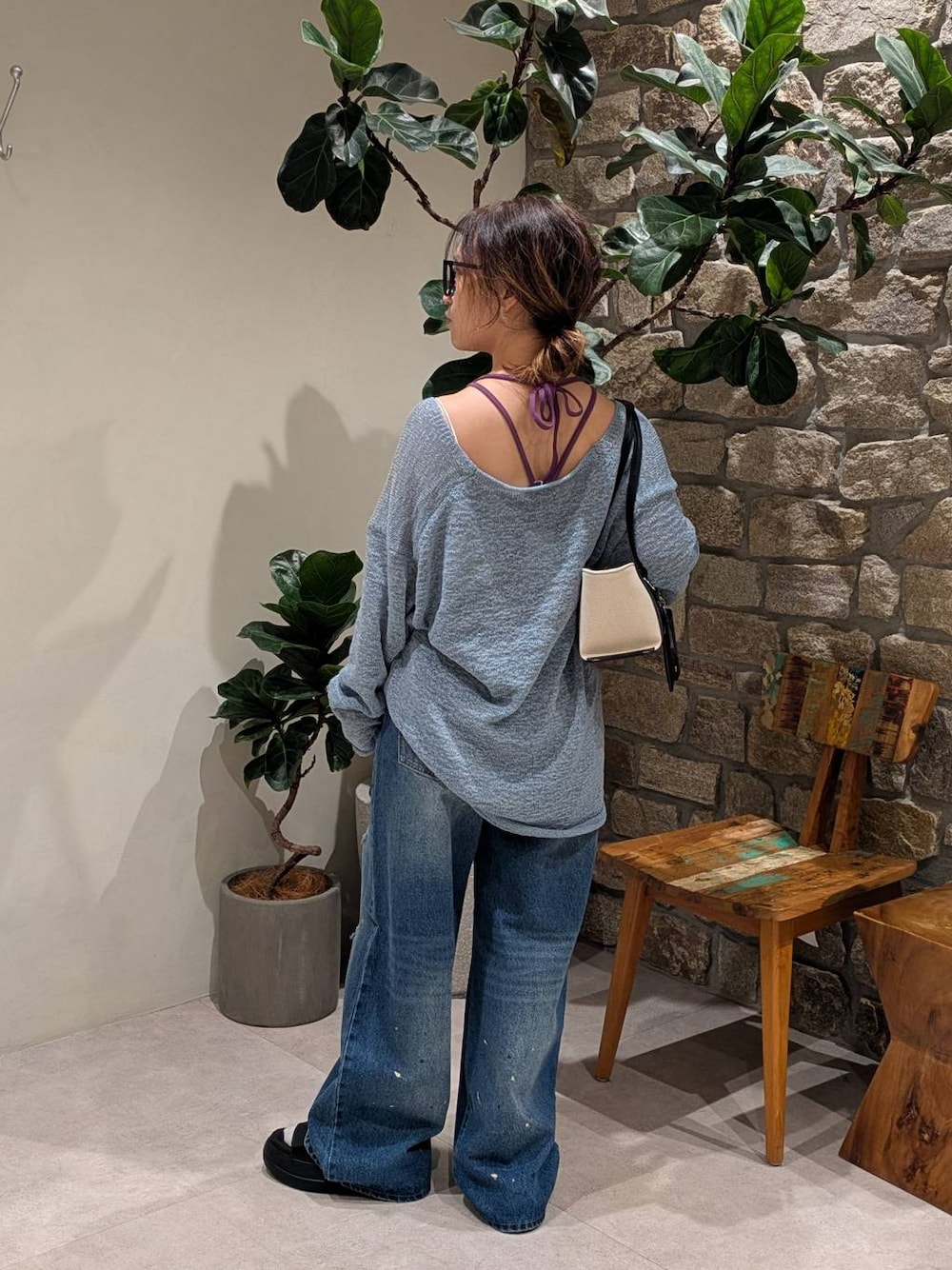 ブルー系のニット/セーター、ブラック系のハンドバッグ、ブラック系のサンダルを着用したレディースの夏コーディネートの1枚目の写真