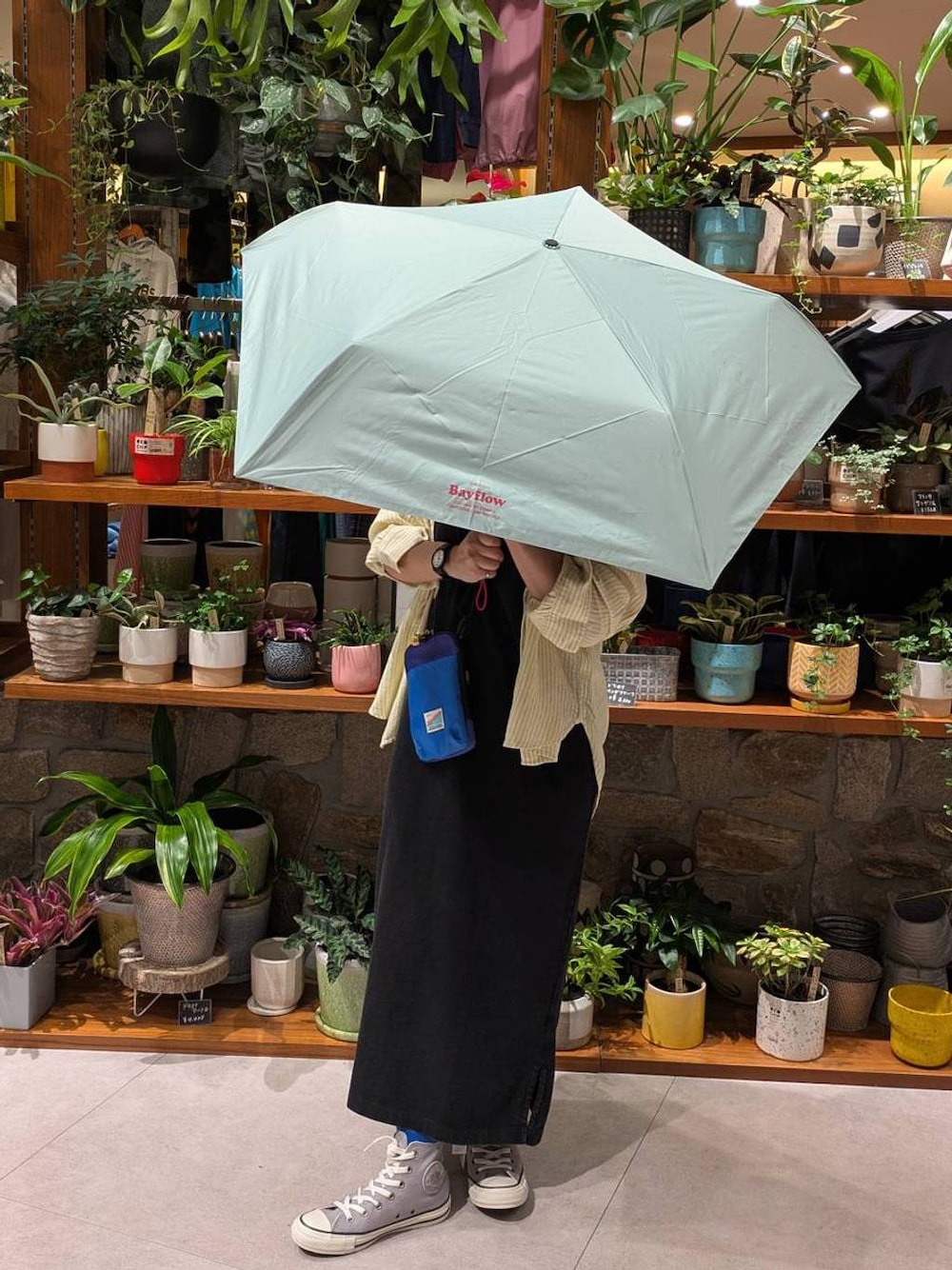 「差し色コーデ、個性派、低身長、雨の日コーデ、生活雑貨、ワンピース、シャツ、スニーカー、ベイフローの リネンシャツ_BAYFLOW、BAYFLOW、楽ちんコーデ、ヘルシー、ラフ、軽量、アウトドア」｜「CONVERSEの【CONVERSE(コンバース)】ALL STAR STUDSPATCH Z (ハイカット)（スニーカー、グレー系）」を使った、sunabfさん（レディース・148cm）の春コーディネートの1枚目の写真