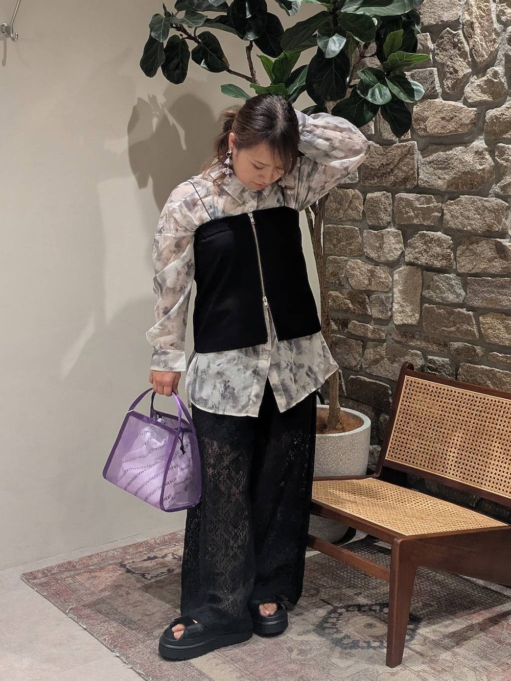 ブラック系のサンダル、ホワイト系のシャツ/ブラウス、パープル系のハンドバッグを着用したレディースの春コーディネートの1枚目の写真