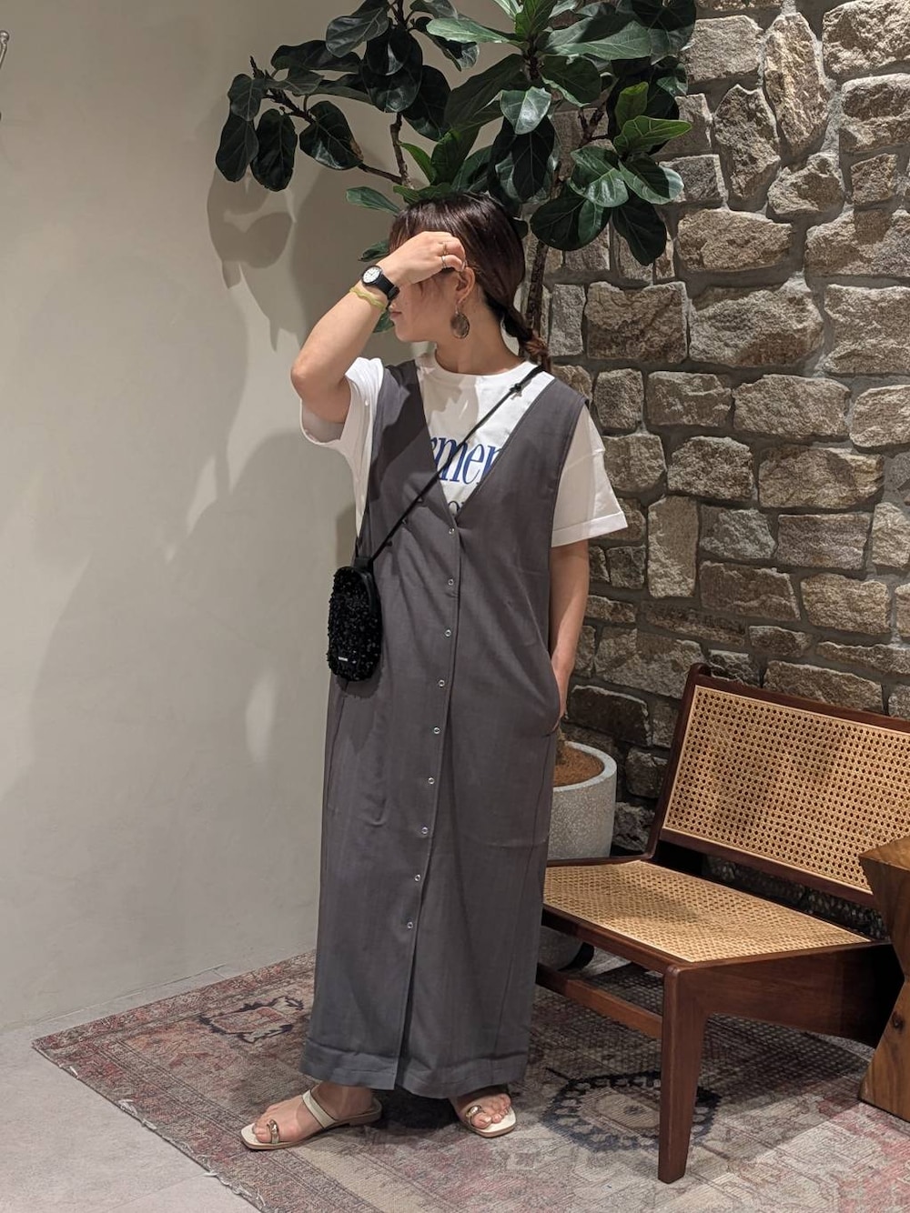 ブラック系のショルダーバッグ、ホワイト系のTシャツ/カットソー、ホワイト系のサンダルを着用したレディースの夏コーディネートの1枚目の写真