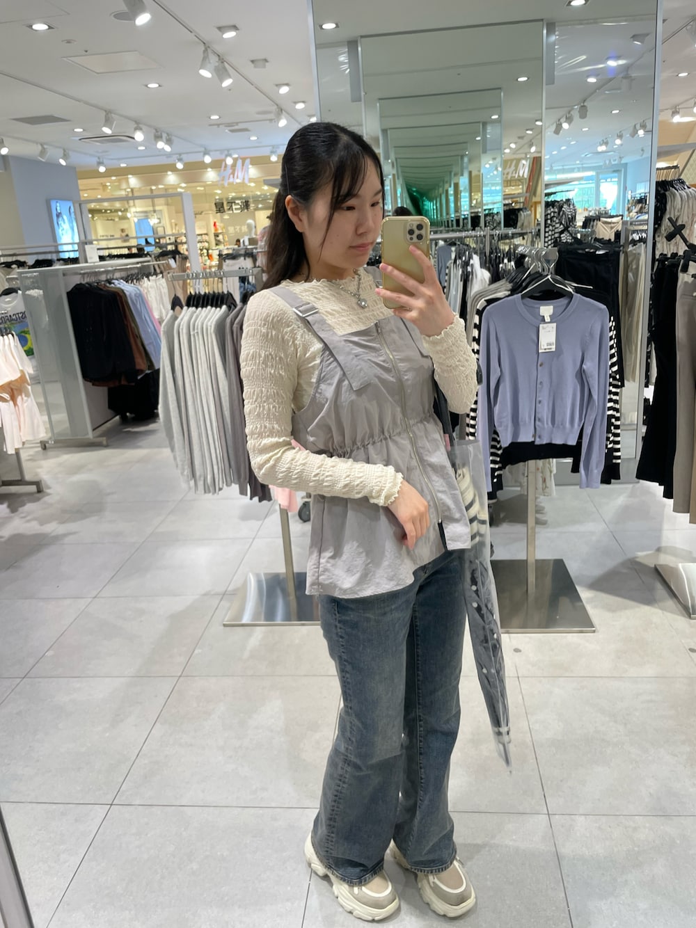 「レディースファッション」｜「Samansa Mos2 blueのアイテム（ベスト、グレー系）」を使った、あいさん（レディース・163cm）の夏コーディネートの1枚目の写真