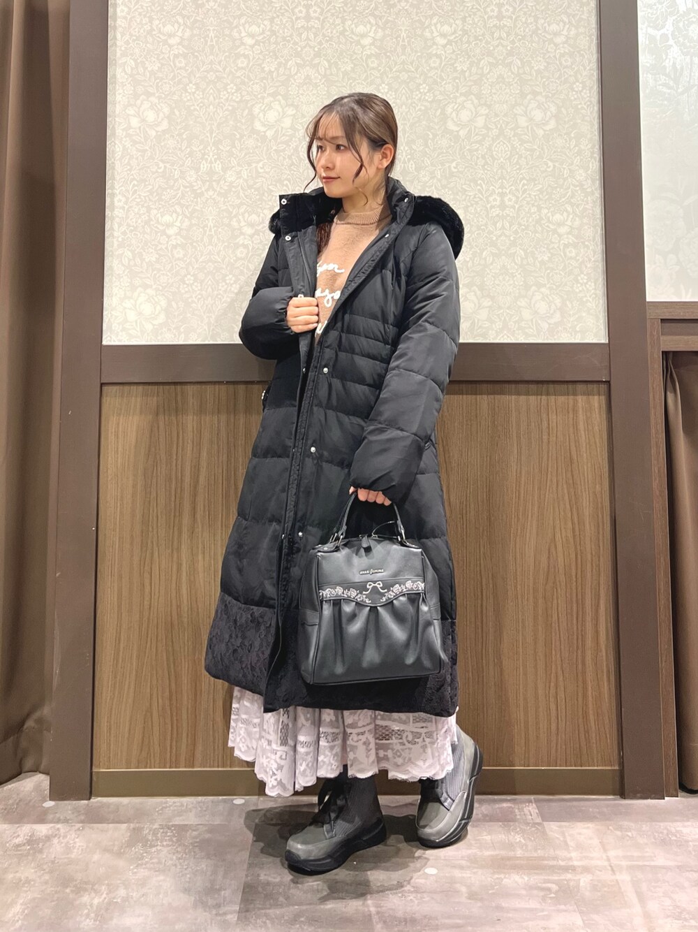 「冬コーデ、ロングコート、マイベストコーデ2024、axes femme、お出かけコーデ、冬のコーデ、ニットコーデ、秋冬コーデ、ゆるコーデ、アウターコーデ、カジュアルコーデ、オトナカワイイ、今日のコーデ、ブラウン、ブラウンコーデ」｜「axes femmeの裾レースロングダウンコート（ダウンジャケット/コート、ブラック系）」を使った、Momokaさん（レディース・155cm）の冬コーディネートの1枚目の写真