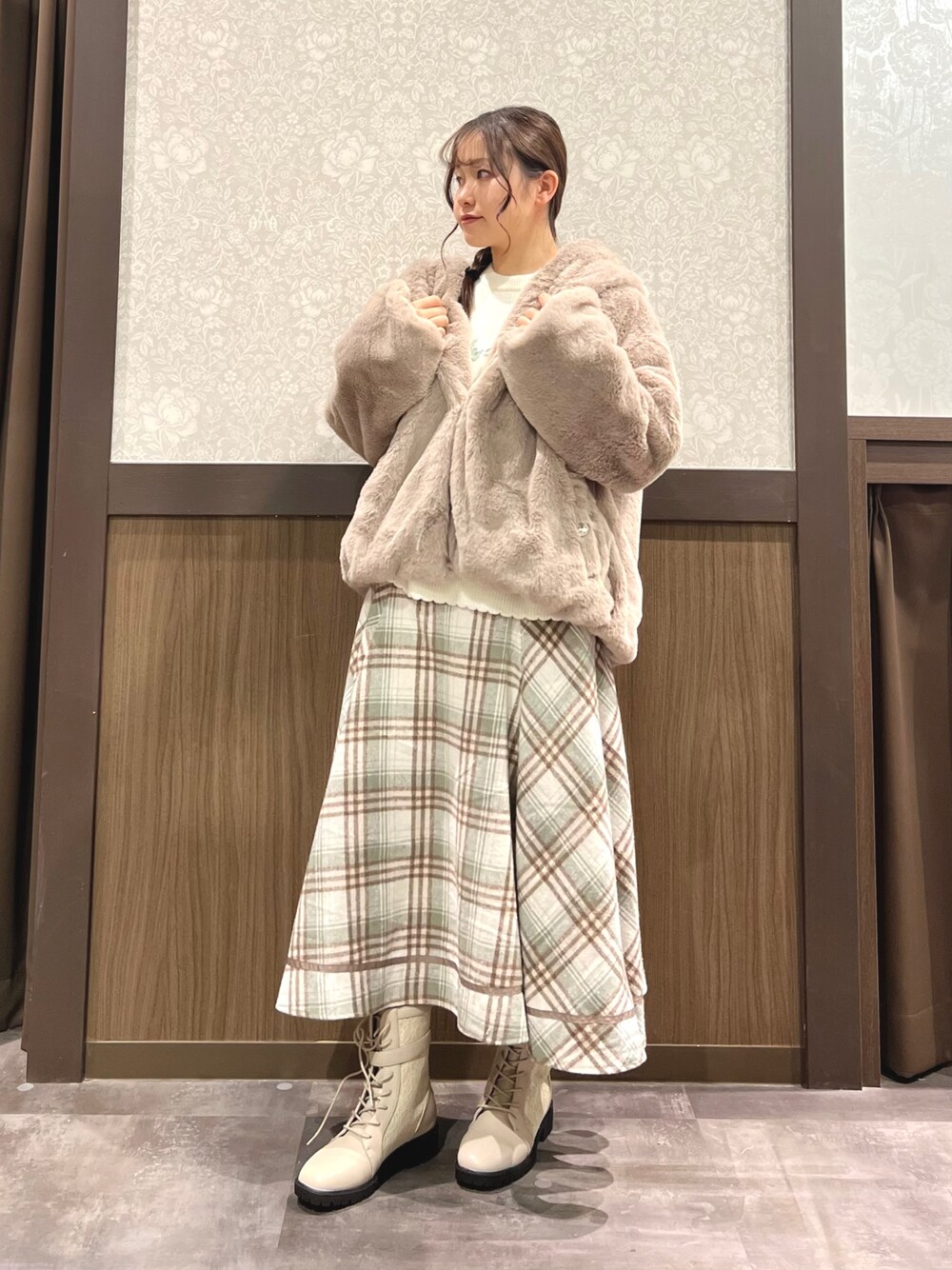 「冬コーデ、axes femme、オトナカジュアル、おでかけコーデ、ゆるコーデ、今日のコーデ、チェック、ファー、ニット、ラフ、ラクチンコーデ、ベージュ、冬アウター、ロングスカート、ブーツ」｜「axes femmeのファーコート（ダッフルコート、ブラウン系）」を使った、Momokaさん（レディース・155cm）の冬コーディネートの1枚目の写真