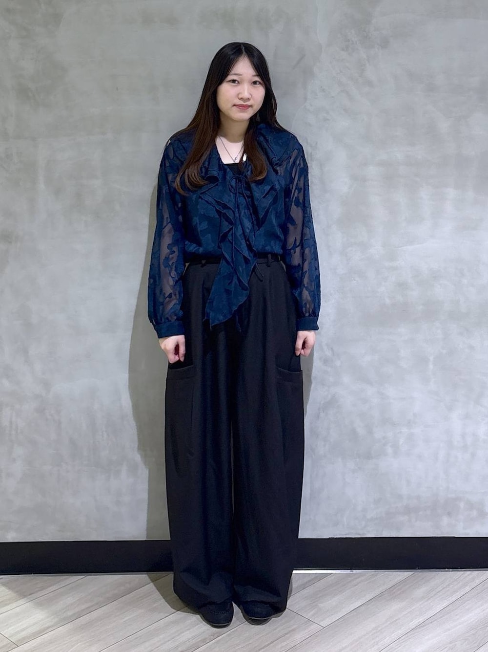 ブラック系のモカシン/デッキシューズ、ブルー系のシャツ/ブラウス、ブラック系のその他パンツを着用したレディースの春コーディネートの1枚目の写真