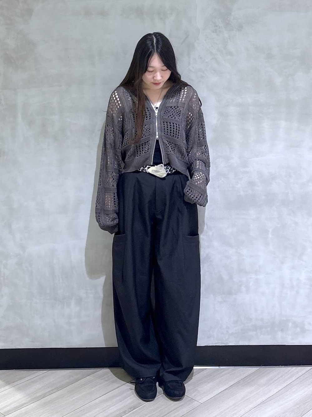 ブラック系のモカシン/デッキシューズ、グレー系のパーカー、ブラック系のその他パンツを着用したレディースの春コーディネートの1枚目の写真