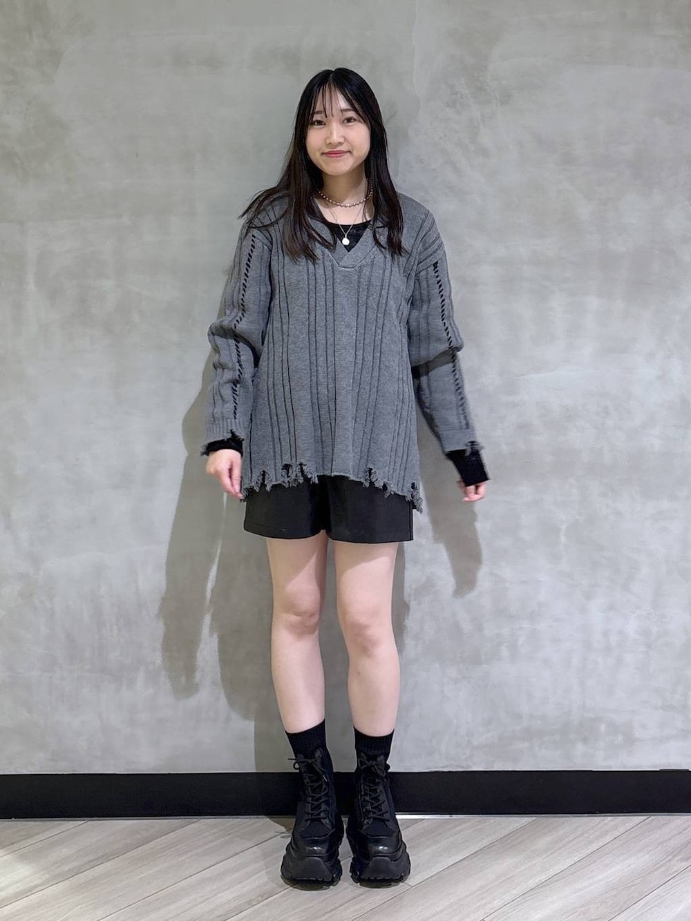 ブラック系のブーツ、ブラック系のその他パンツ、ブラック系のTシャツ/カットソーを着用したレディースの秋コーディネートの1枚目の写真