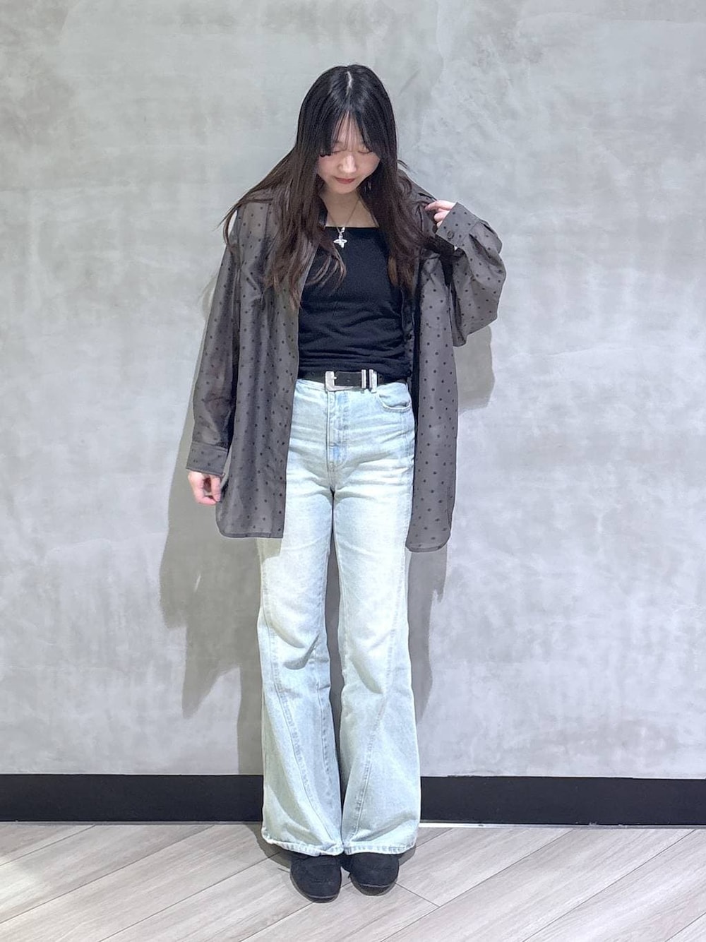 ブルー系のデニムパンツ、ブラック系のモカシン/デッキシューズ、その他のシャツ/ブラウスを着用したレディースの春コーディネートの1枚目の写真