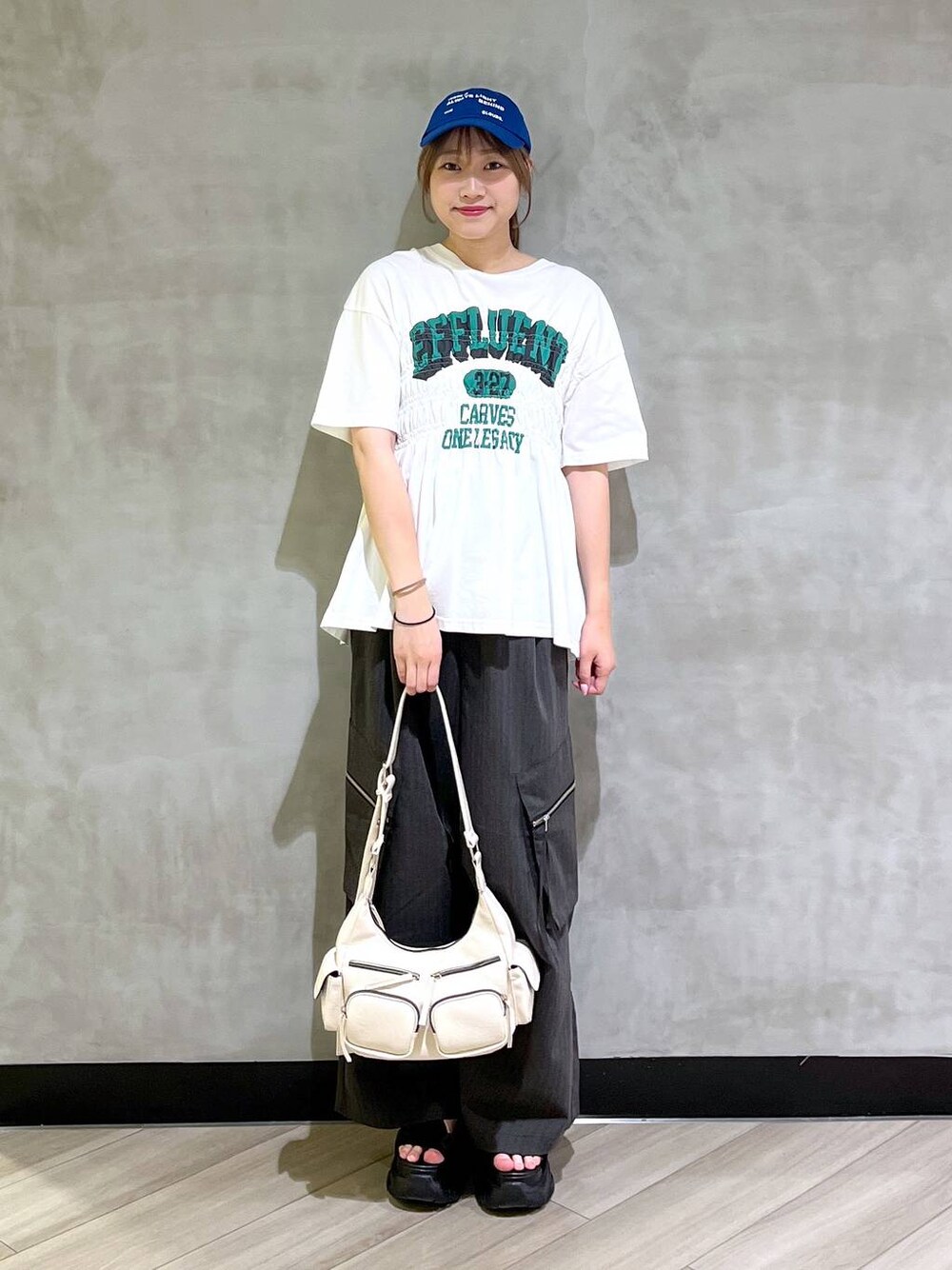 「韓国系、着痩せ、差し色コーデ、PAGEBOY、夏コーデ、ブルベ冬_PAGEBOY、楽ちんコーデ、カジュアル、Tシャツ」｜「PAGEBOYのTRカーゴスラックス（カーゴパンツ、グレー系）」を使った、まなさん（レディース・162cm）の夏コーディネートの1枚目の写真