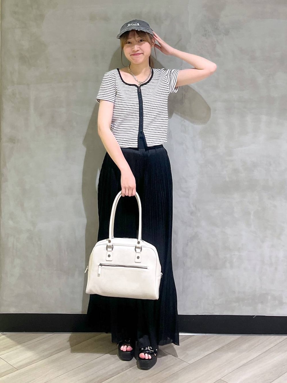 「韓国系、着痩せ、差し色コーデ、PAGEBOY、ブルベ冬_PAGEBOY、旅行、夏コーデ、キャップ、カーディガン」｜「PBLIMの【PBLIM】2WAYボストンバッグ（ボストンバッグ、ホワイト系）」を使った、まなさん（レディース・162cm）の春コーディネートの1枚目の写真