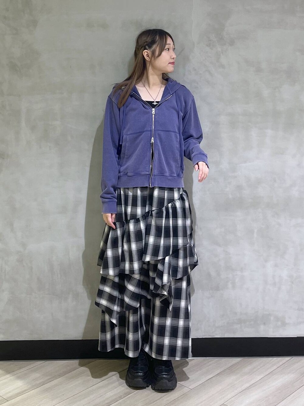 ブラック系のブーツ、ブルー系のパーカーを着用したレディースの秋コーディネートの1枚目の写真