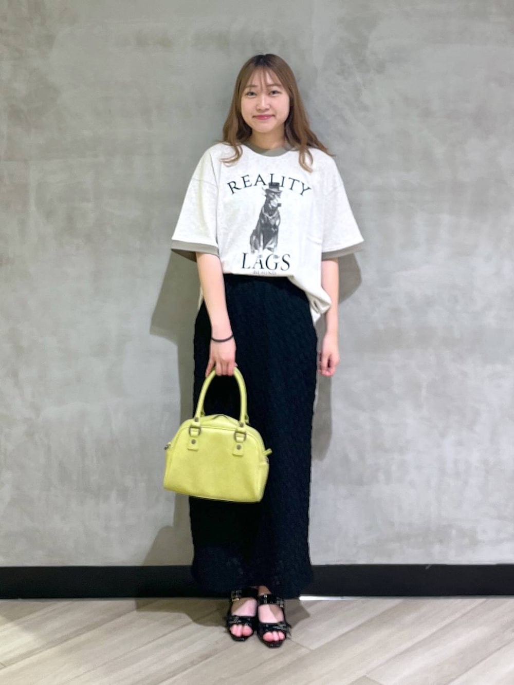 「Tシャツ、PBLIM、韓国系、着痩せ、差し色コーデ、PAGEBOY、ブルベ冬_PAGEBOY、スカート、夏コーデ、デートコーデ、大人カジュアル」｜「PAGEBOYのクロスバックルミュール（サンダル、ブラック系）」を使った、まなさん（レディース・162cm）の夏コーディネートの1枚目の写真