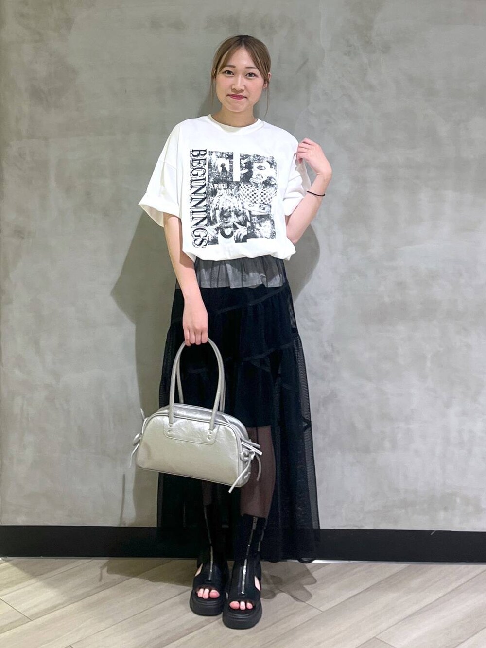 ブラック系のサンダル、シルバー系のショルダーバッグ、ホワイト系のTシャツ/カットソーを着用したレディースの春コーディネートの1枚目の写真
