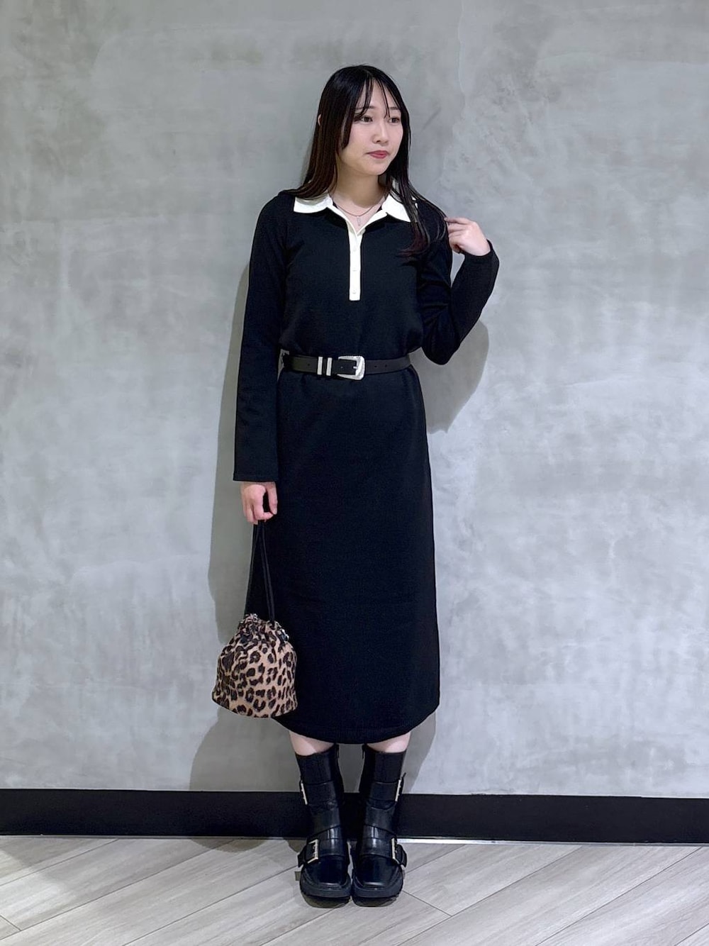 ブラック系のブーツ、ブラック系のワンピース、ブラック系のベルトを着用したレディースの秋コーディネートの1枚目の写真