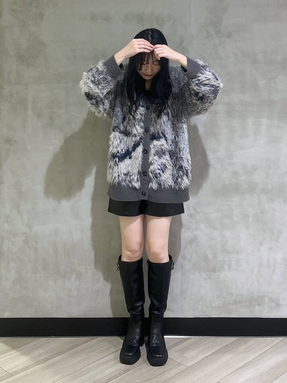 ブラック系のブーツ、グレー系のカーディガン/ボレロ、ブラック系のその他パンツを着用したレディースの秋コーディネートの1枚目の写真