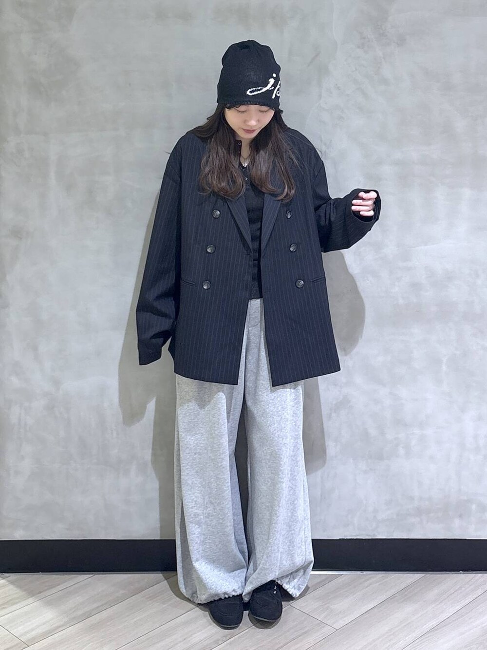 グレー系のスウェットパンツ、ブラック系のTシャツ/カットソー、ブラック系のモカシン/デッキシューズを着用したレディースの春コーディネートの1枚目の写真