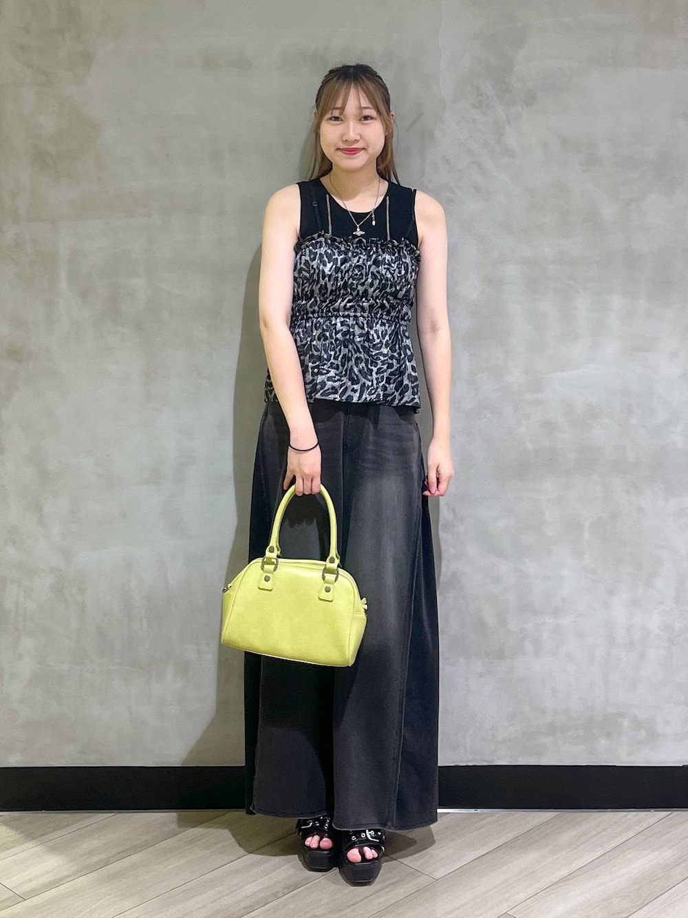 「韓国系、着痩せ、差し色コーデ、PAGEBOY、ブルベ冬_PAGEBOY、デニムパンツ、ビスチェ、夏コーデ、海、楽ちんコーデ、モード、カジュアル」｜「PAGEBOYのバックルチャンキーヒール（ブーツ、ブラック系）」を使った、まなさん（レディース・162cm）の夏コーディネートの1枚目の写真