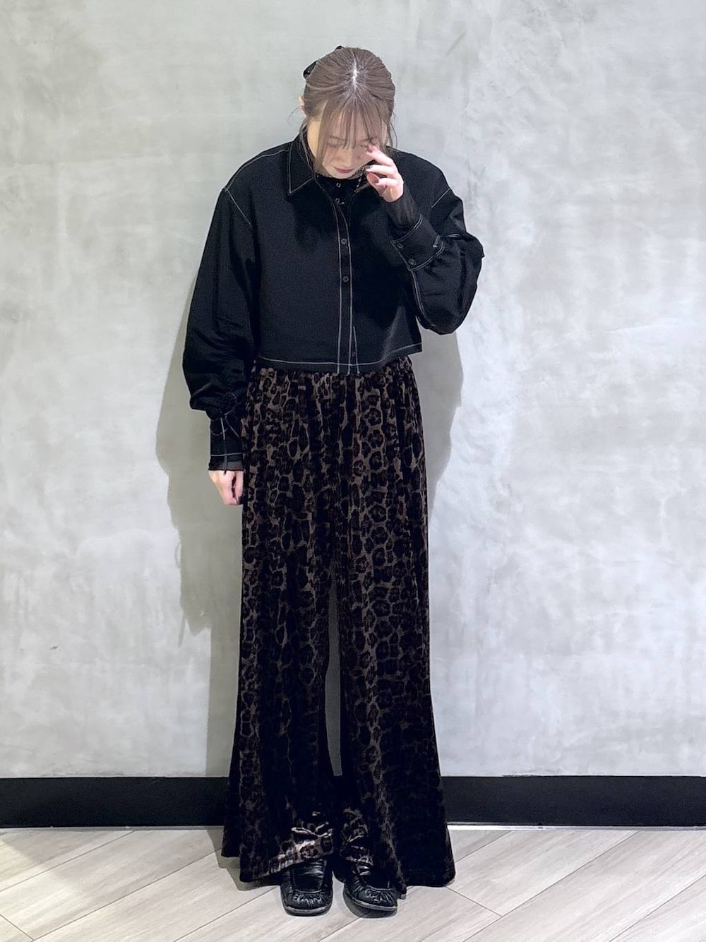 ブラック系のシャツ/ブラウス、ブラック系のその他トップス、その他のその他パンツを着用したレディースの夏コーディネートの1枚目の写真