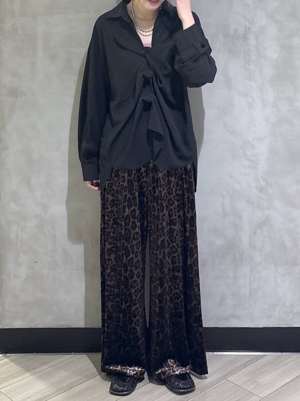 その他のその他パンツ、ブラック系のシャツ/ブラウス、ブラック系のローファーを着用したレディースの夏コーディネートの1枚目の写真