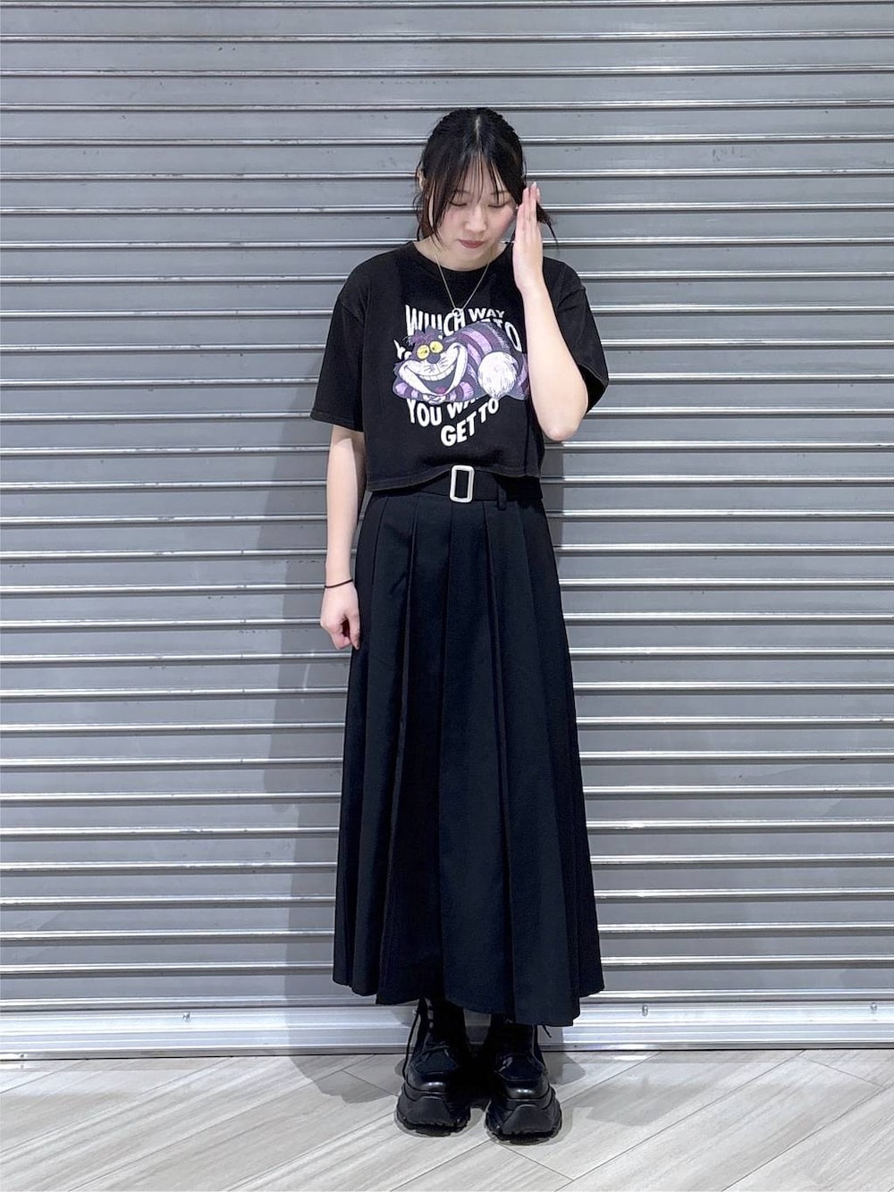 グレー系のTシャツ/カットソー、ブラック系のブーツ、ブラック系のスカートを着用したレディースの夏コーディネートの1枚目の写真