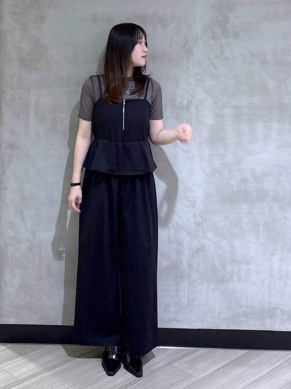 ブラック系のサロペット/オーバーオール、その他のTシャツ/カットソー、ブラック系のサンダルを着用したレディースの夏コーディネートの1枚目の写真