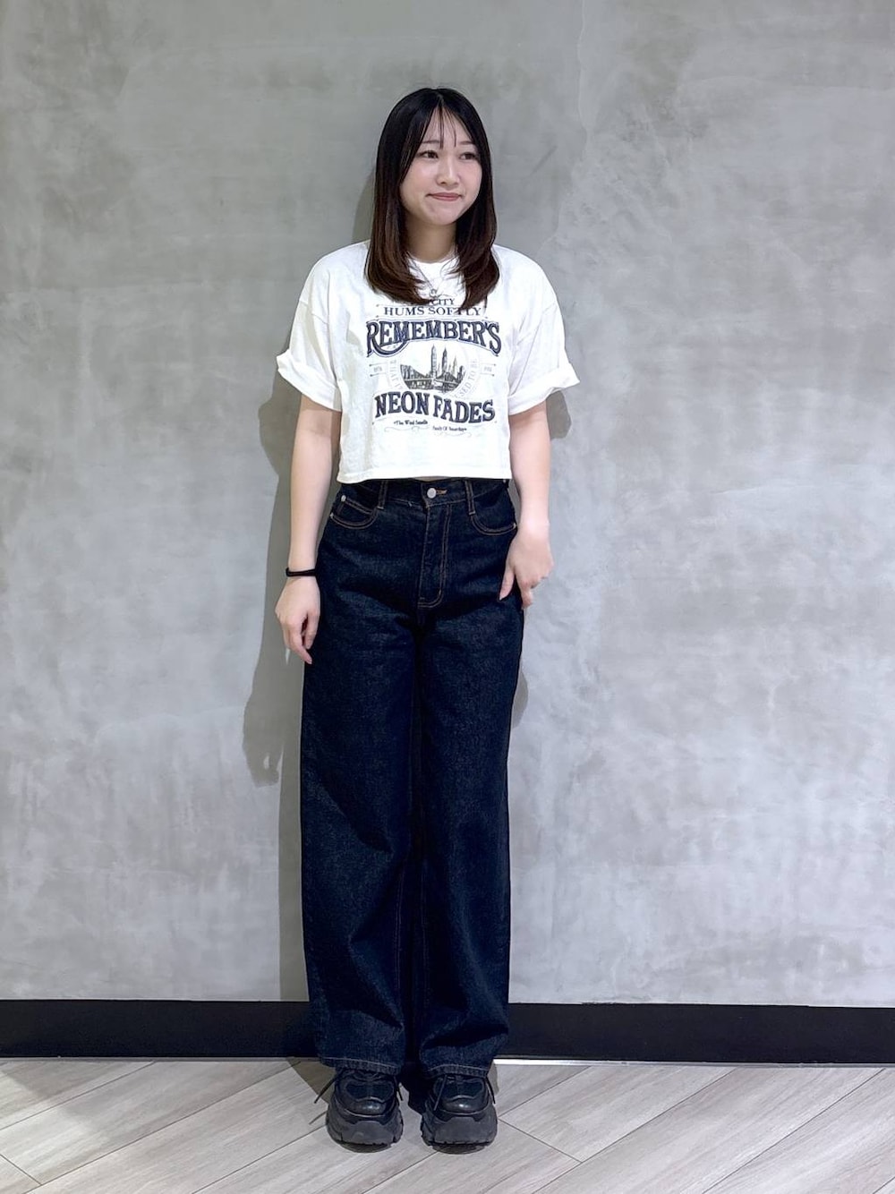 ブラック系のスニーカー、ブルー系のデニムパンツ、ホワイト系のTシャツ/カットソーを着用したレディースの夏コーディネートの1枚目の写真