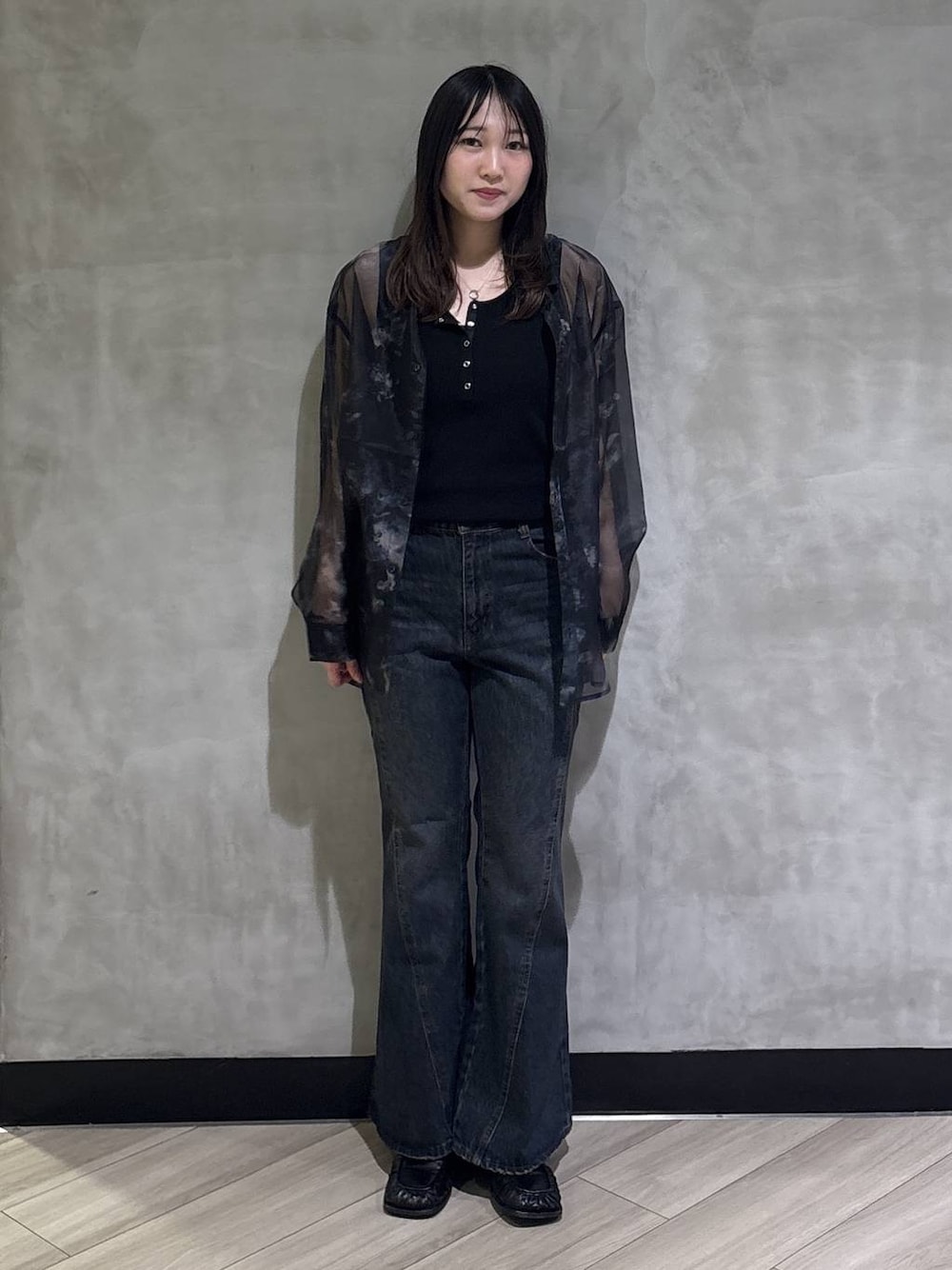 ブラック系のシャツ/ブラウス、ブルー系のデニムパンツ、ブラック系のタンクトップを着用したレディースの夏コーディネートの1枚目の写真
