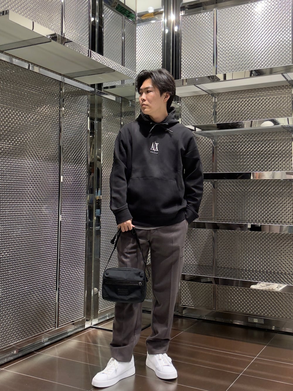 ブラック系のスウェット、グレー系のTシャツ/カットソー、グレー系のカーゴパンツを着用したメンズの冬コーディネートの1枚目の写真