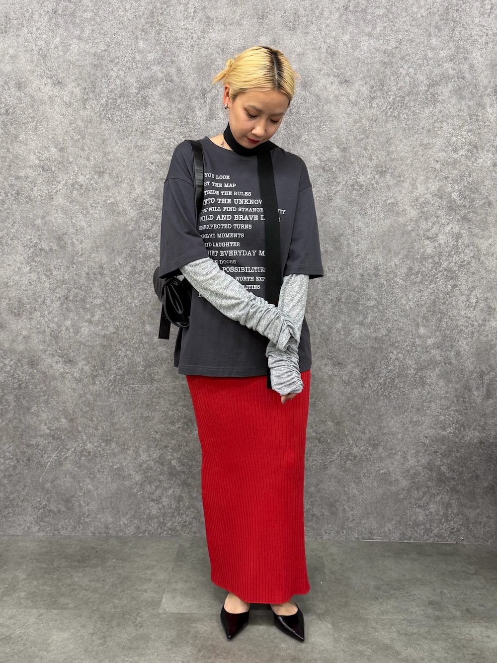 グレー系のTシャツ/カットソー、レッド系のスカートを着用したレディースの夏コーディネートの1枚目の写真