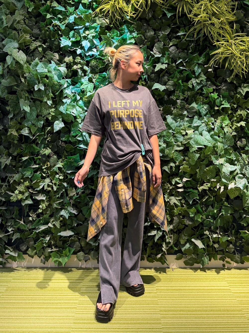 グレー系のTシャツ/カットソー、グレー系のその他パンツを着用したレディースの夏コーディネートの1枚目の写真