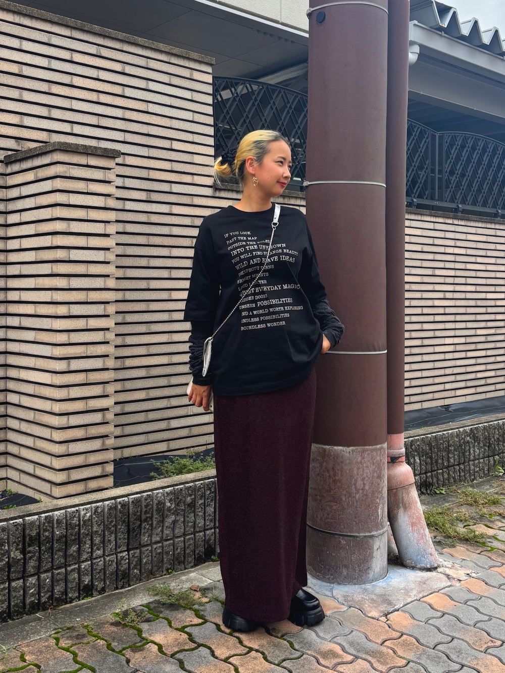 ブラック系のTシャツ/カットソー、レッド系のスカートを着用したレディースの秋コーディネートの1枚目の写真