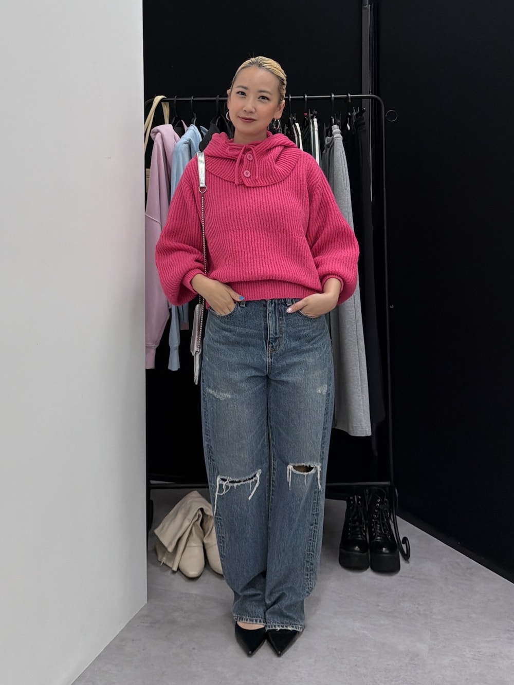 ブルー系のデニムパンツ、ピンク系のニット/セーターを着用したレディースの秋コーディネートの1枚目の写真