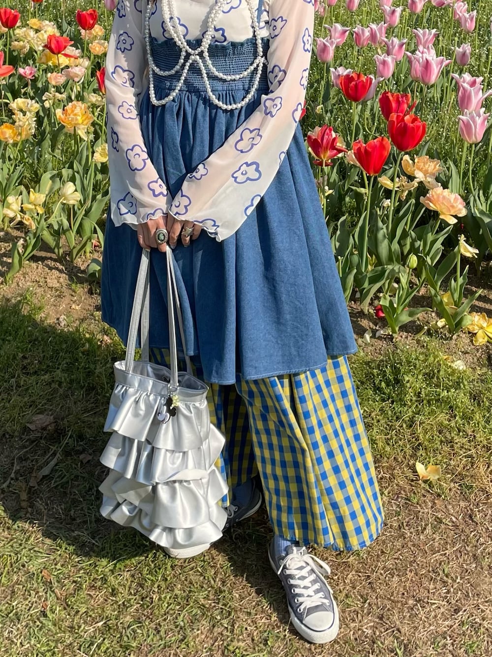 シルバー系のバッグ、イエロー系のスカート、ブルー系のワンピース/ドレスを着用したレディースの春コーディネートの1枚目の写真