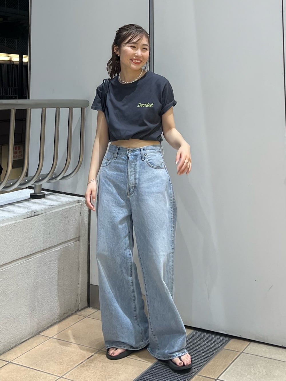 ブルー系のデニムパンツ、グレー系のTシャツ/カットソーを着用したレディースの夏コーディネートの1枚目の写真