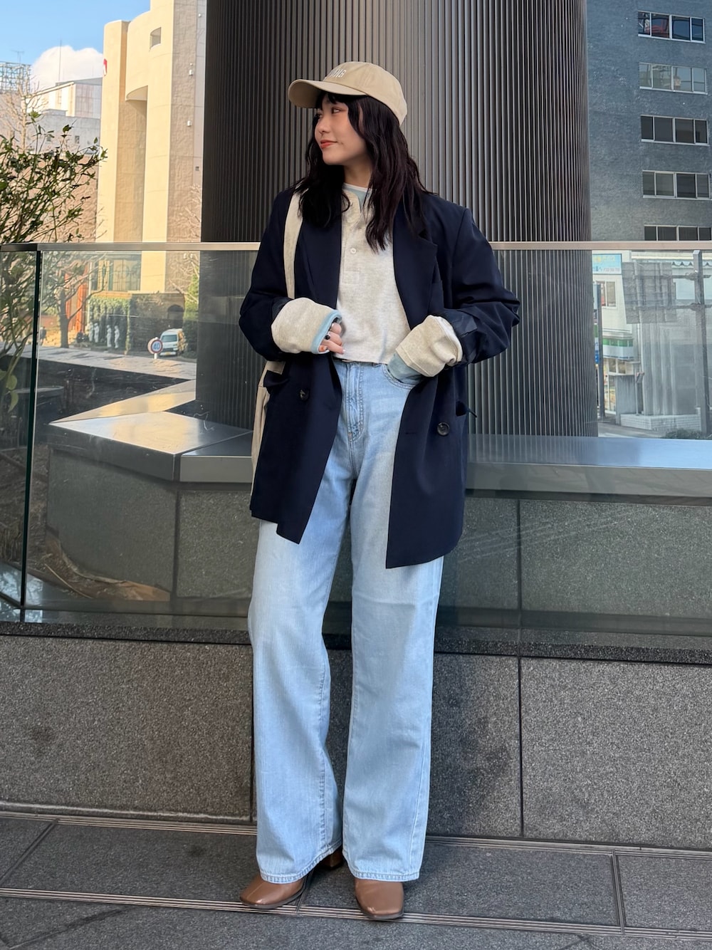 ホワイト系のTシャツ/カットソー、ブルー系のテーラードジャケット、ブルー系のTシャツ/カットソーを着用したレディースの冬コーディネートの1枚目の写真