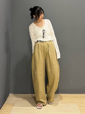 「アイテム（チノパンツ）」を使った、西村唯さん（レディース・160cm）の秋コーディネート
