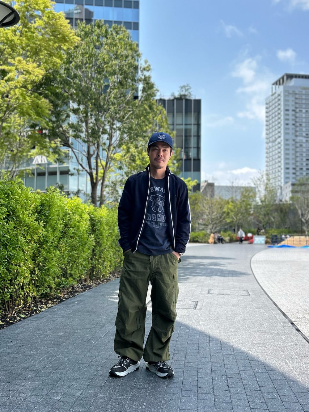 「トラックジャケット、M65、ネイビー」｜「M65のアイテム（カーゴパンツ、グリーン系）」を使った、tomoichi00さん（メンズ・169cm）の春コーディネートの1枚目の写真