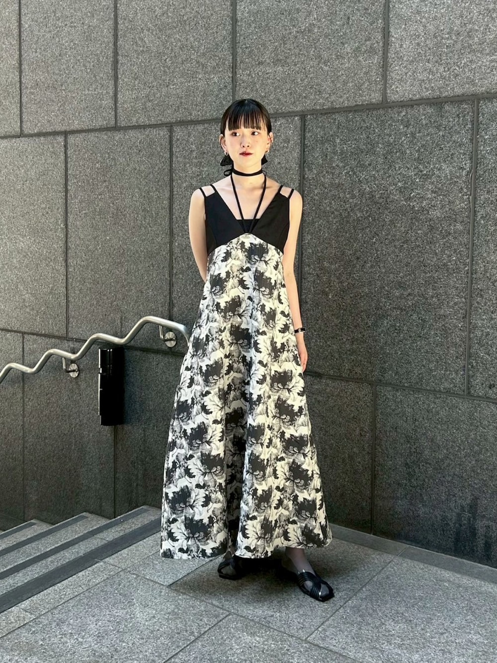 「marte、sahara、おでかけコーデ、大人かわいい、ワントーンコーデ、大人女子、夏服、夏コーデ、黒コーデ、リゾートスタイル、最近のいい感じコーデ、気温25度から29度」｜「saharaのDesign Strap Jacquard Dress（ワンピース、ブラック系）」を使った、MARTEさん（レディース・158cm）の春コーディネートの1枚目の写真