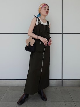 「sahara（サハラ）の【PRE ORDER】2piece Nylon Salopette（サロペット/オーバーオール、ブラック系）」を使った、MARTEさん（レディース・157cm）の春コーディネート